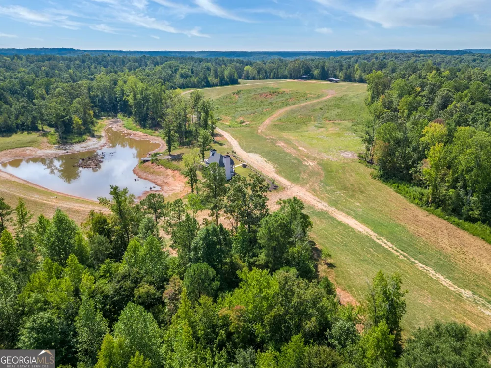 692 Hutchins Wolfskin RD Stephens, GA 30667