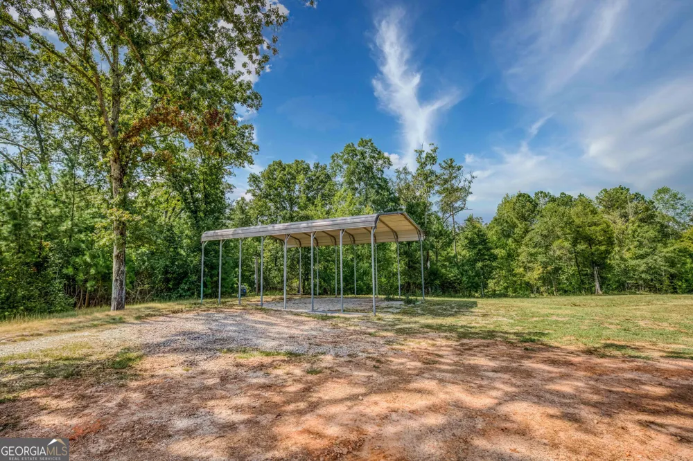 692 Hutchins Wolfskin RD Stephens, GA 30667