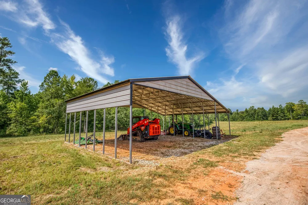 692 Hutchins Wolfskin RD Stephens, GA 30667