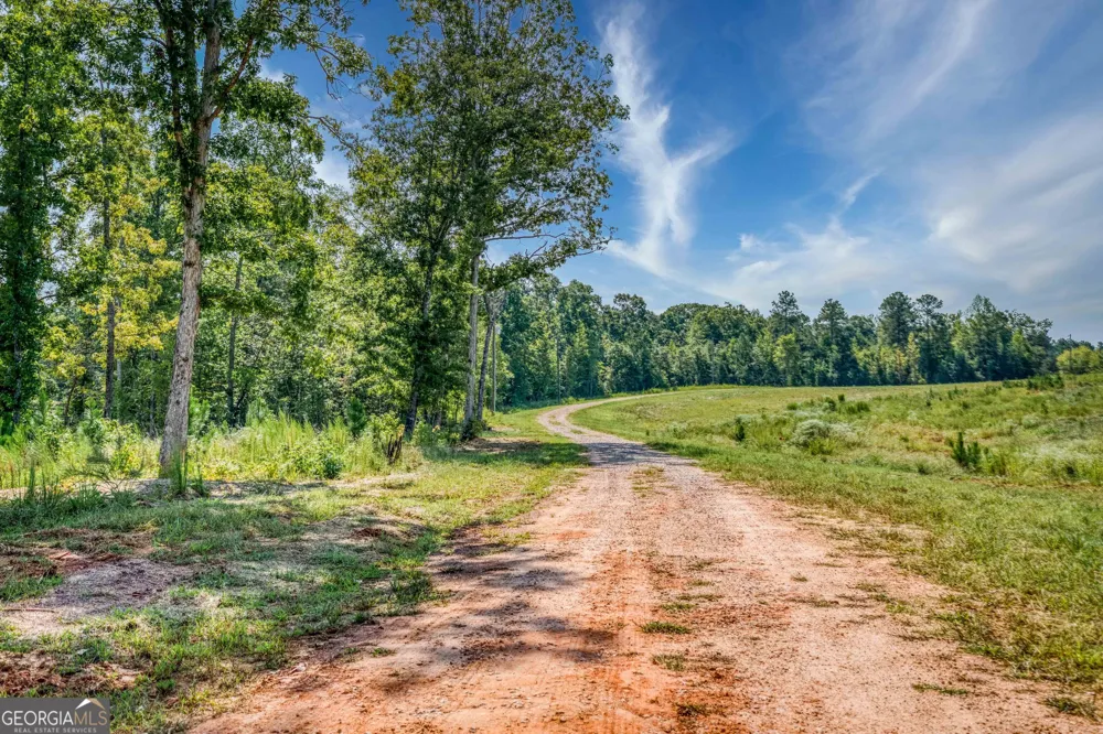 692 Hutchins Wolfskin RD Stephens, GA 30667