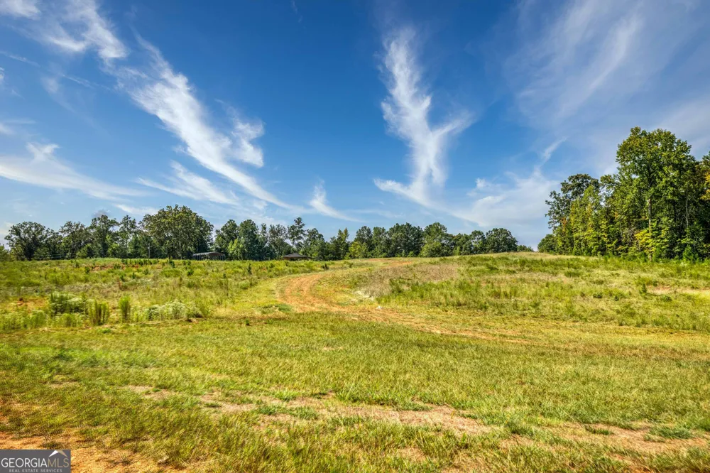 692 Hutchins Wolfskin RD Stephens, GA 30667