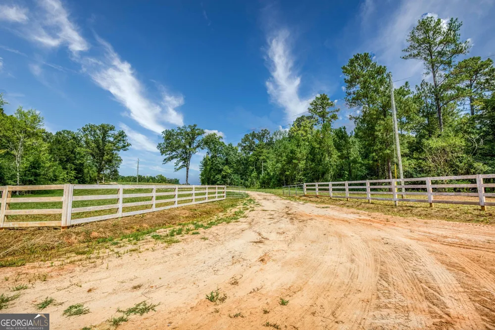 692 Hutchins Wolfskin RD Stephens, GA 30667
