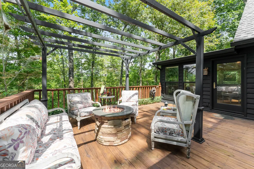 501 High Meadow Lakes Rd Clarkesville, GA 30523