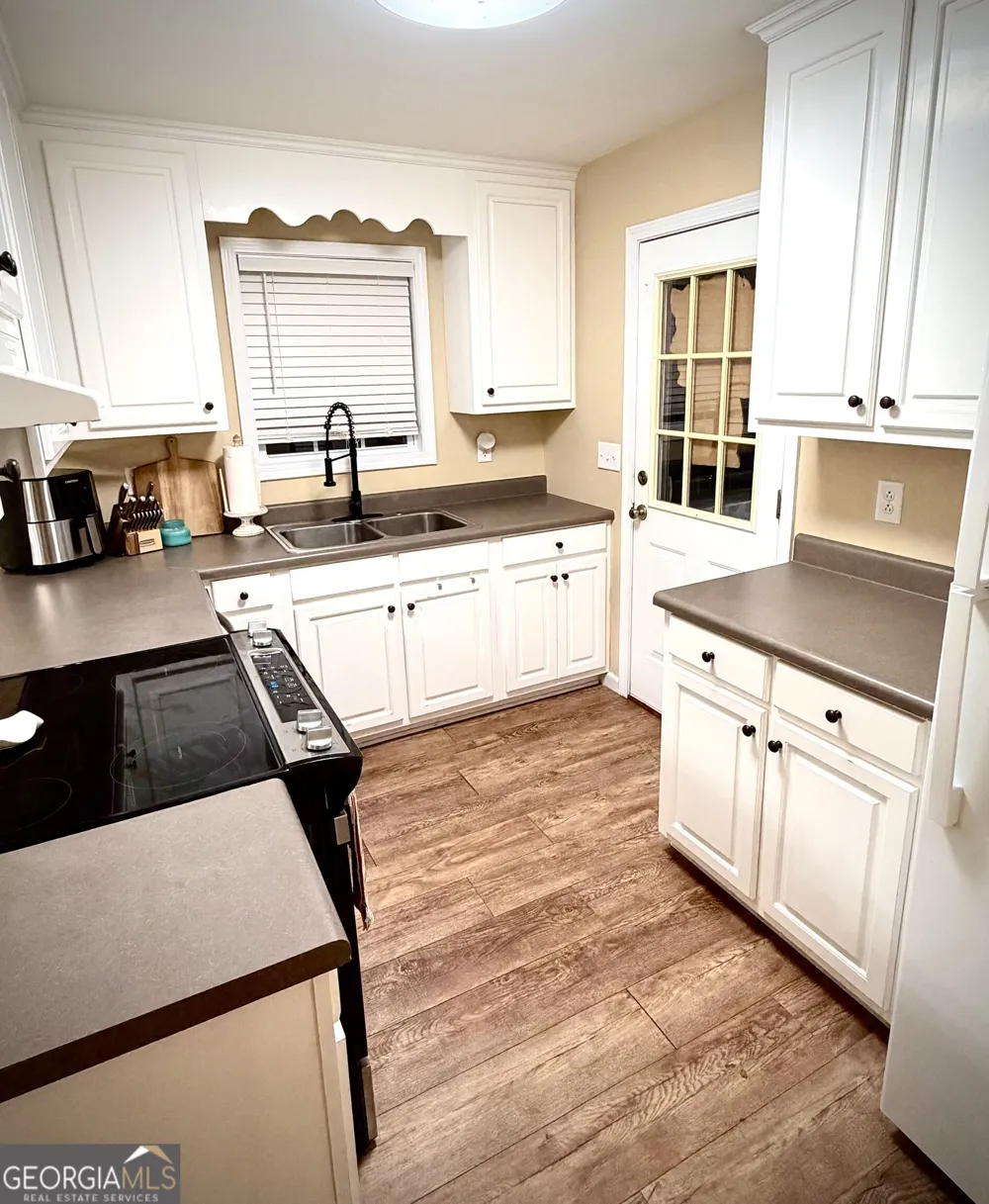 224 North AVE Adrian, GA 31002