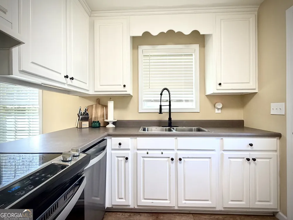 224 North AVE Adrian, GA 31002