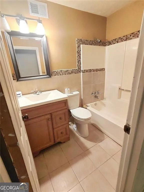 817 Forest PATH Stone Mountain, GA 30088