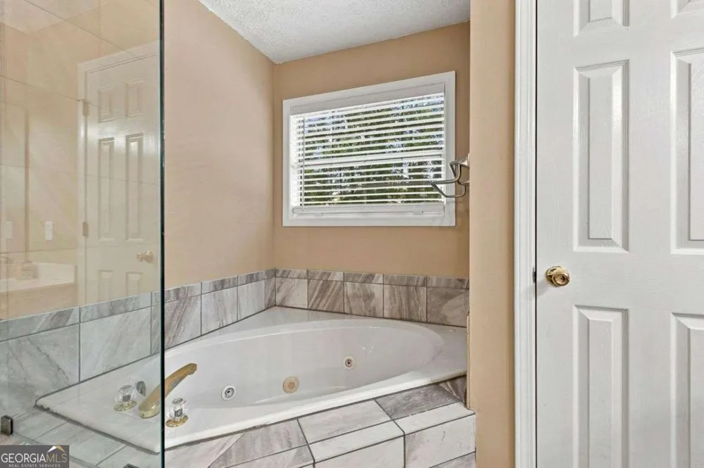9878 Point View DR Jonesboro, GA 30238