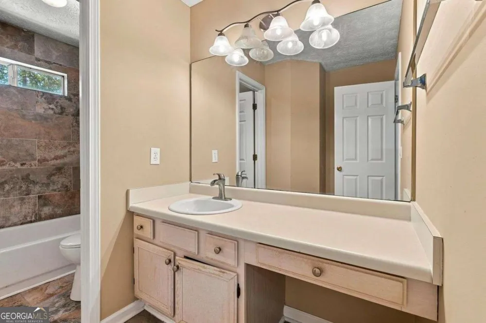 9878 Point View DR Jonesboro, GA 30238