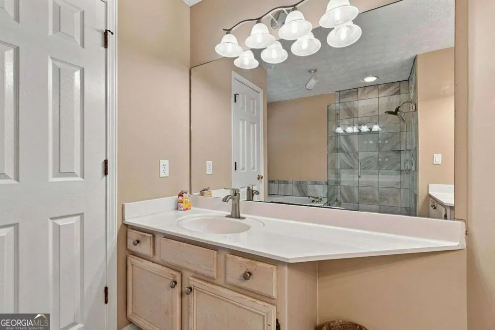 9878 Point View DR Jonesboro, GA 30238