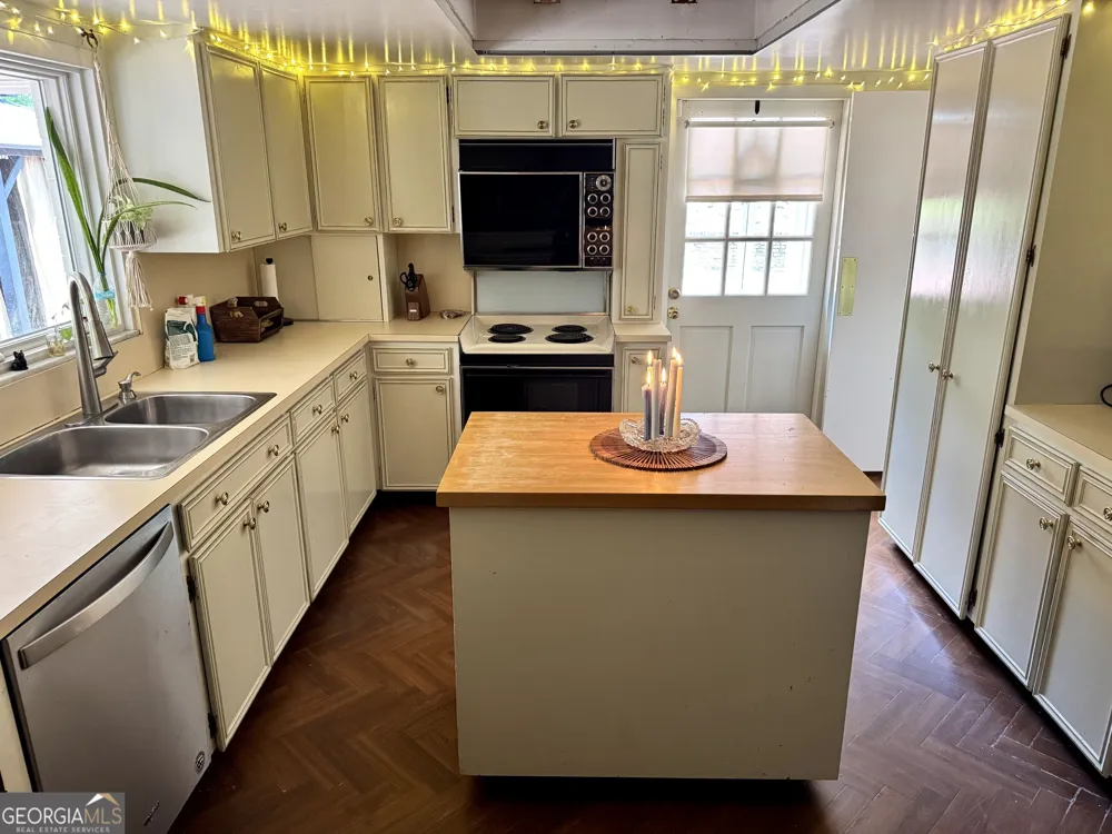 557 Walton CT Macon, GA 31204