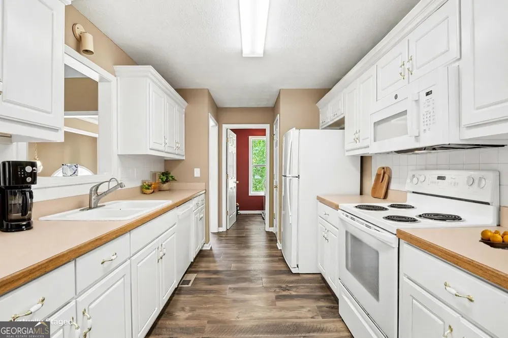 6219 Compass DR Flowery Branch, GA 30542