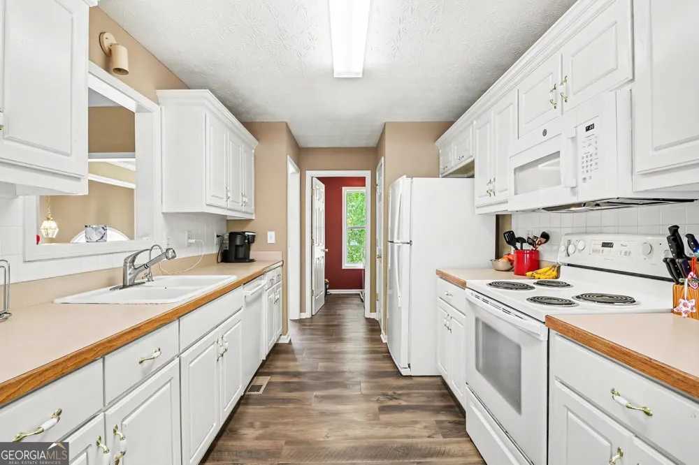 6219 Compass DR Flowery Branch, GA 30542