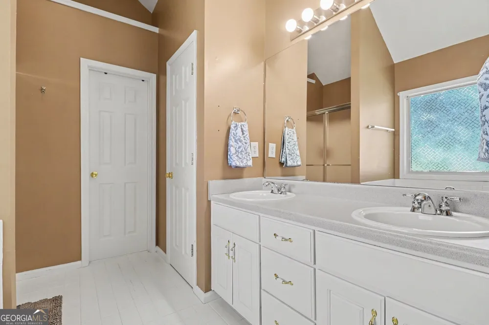 6219 Compass DR Flowery Branch, GA 30542