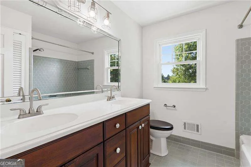 800 Glenairy DR Atlanta, GA 30328