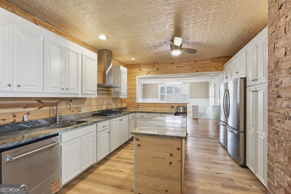 334 E Tugalo ST Toccoa, GA 30577