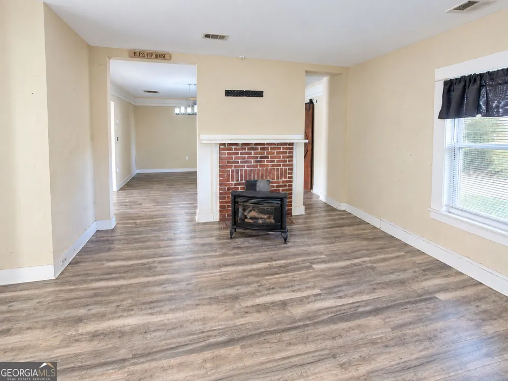602 W Lake AVE NW Atlanta, GA 30318