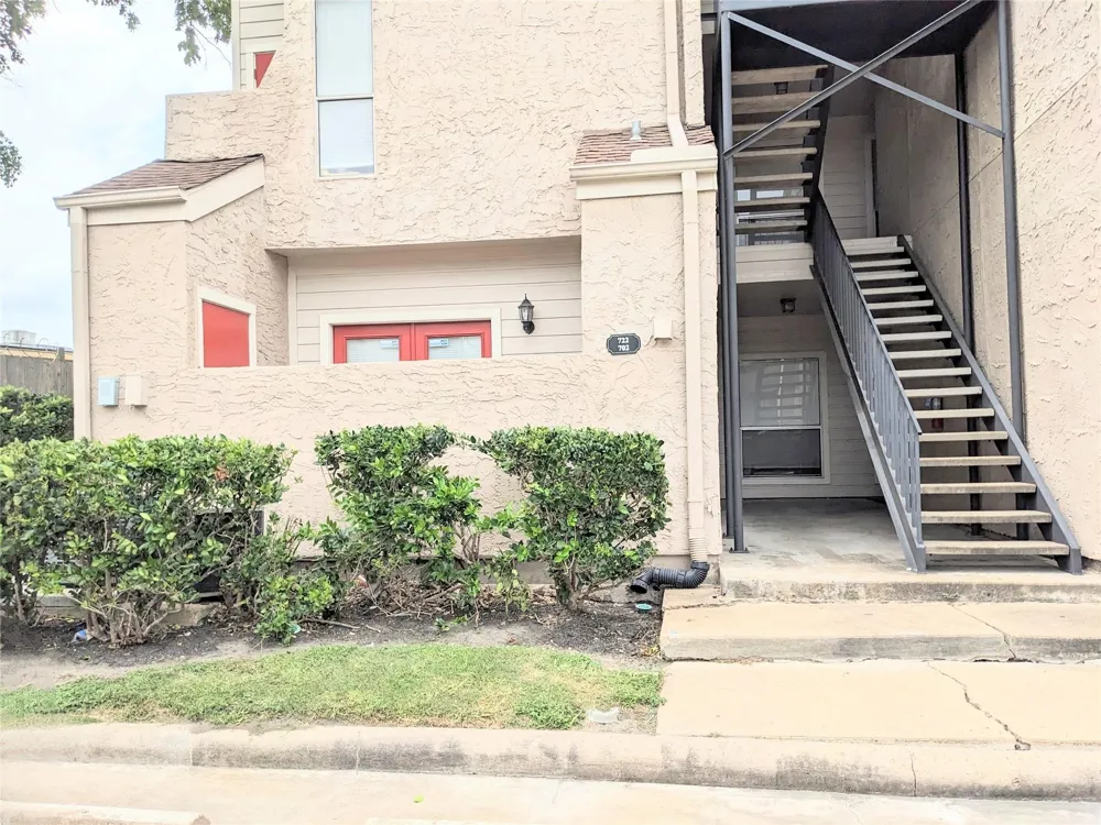 10855 Meadowglen Lane #702 Houston, TX 77042