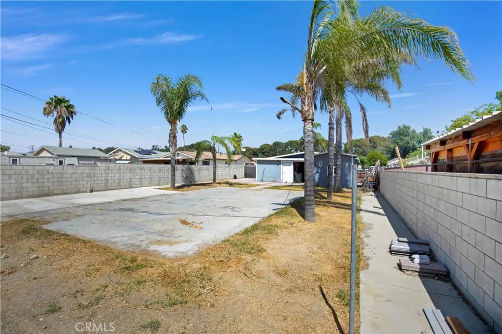 18883 6th Bloomington, CA 92316