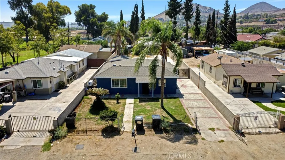 18883 6th Bloomington, CA 92316