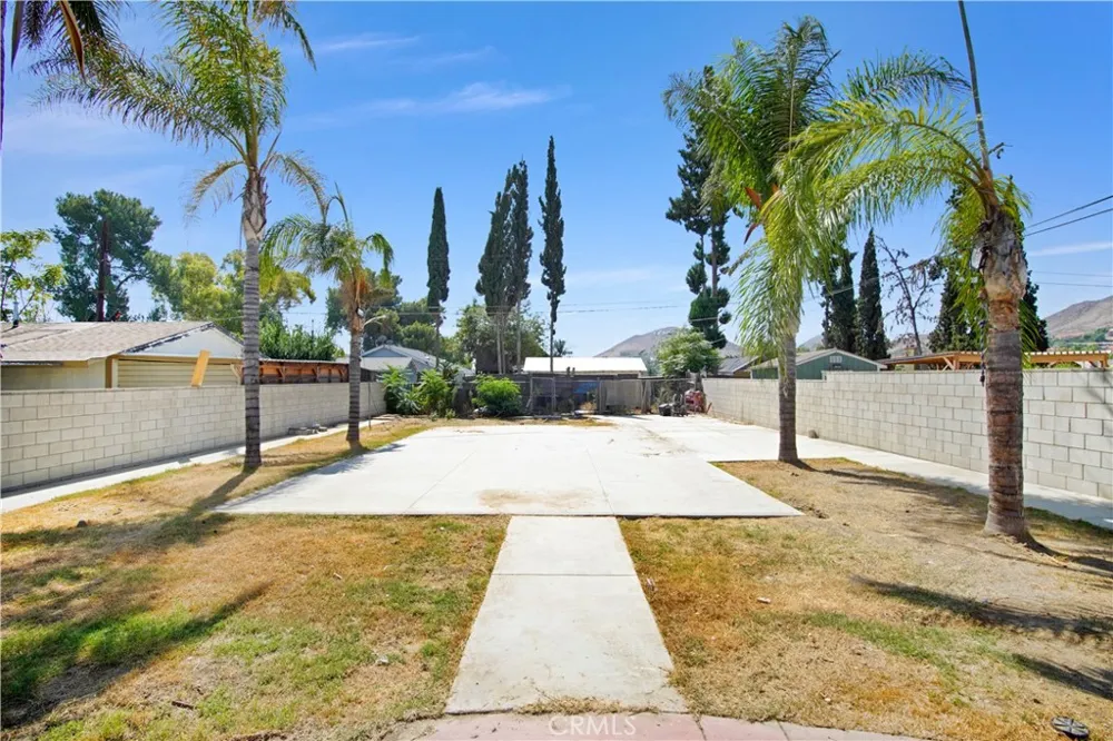 18883 6th Bloomington, CA 92316
