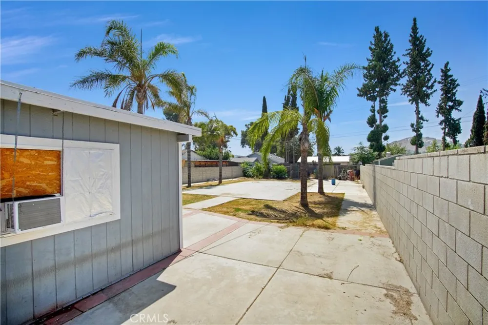 18883 6th Bloomington, CA 92316
