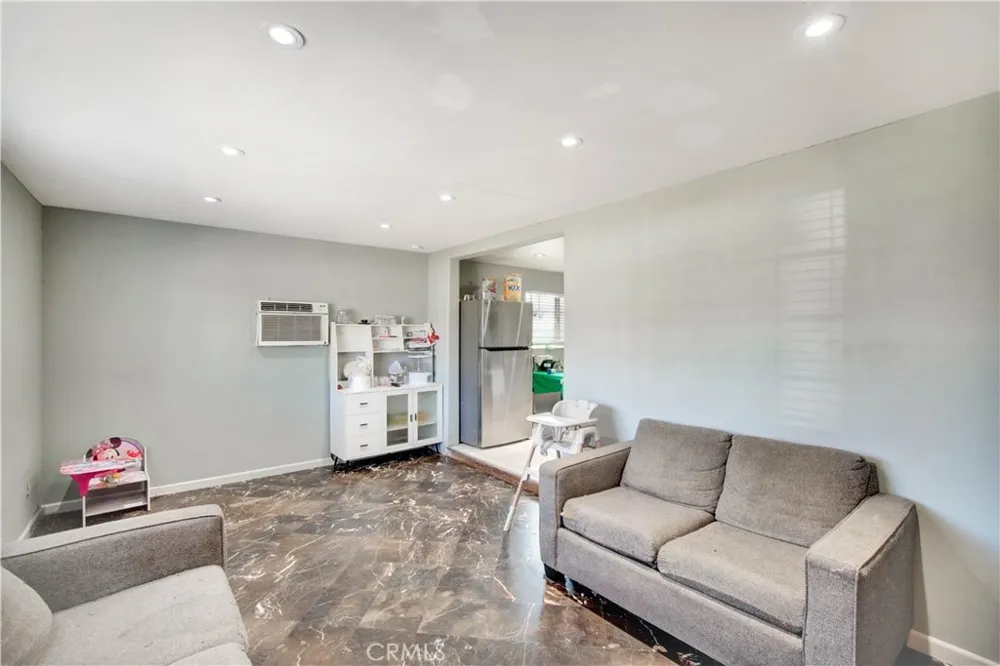 18883 6th Bloomington, CA 92316