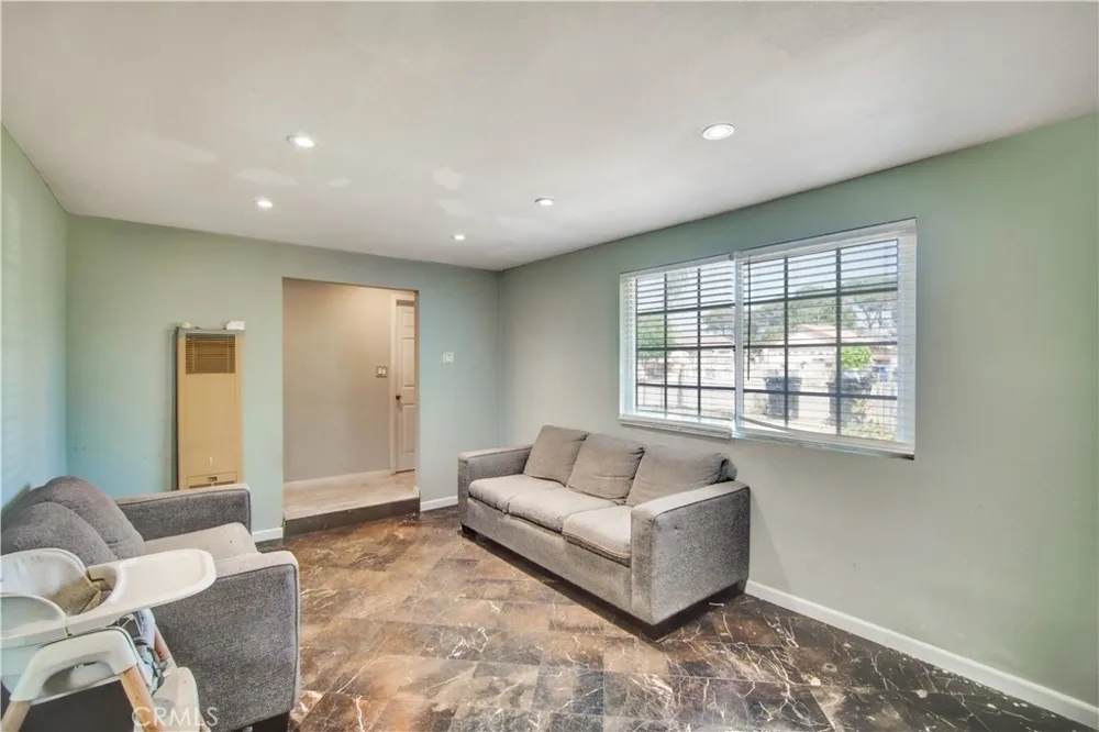 18883 6th Bloomington, CA 92316