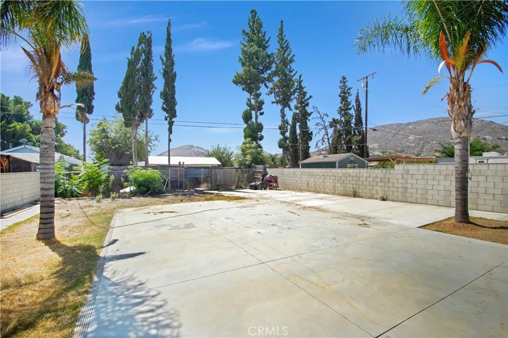 18883 6th Bloomington, CA 92316