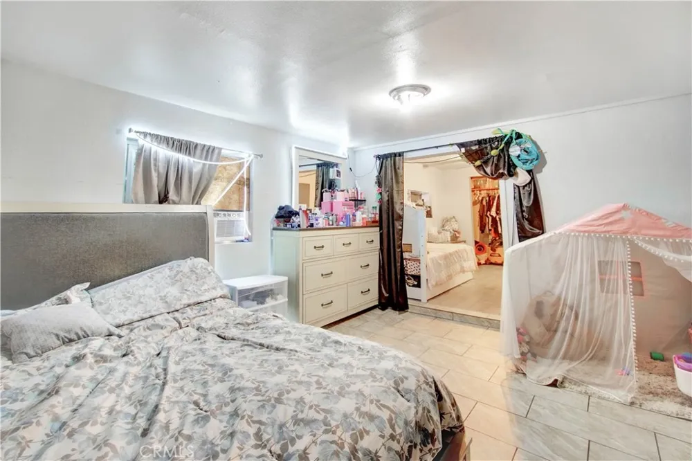 18883 6th Bloomington, CA 92316