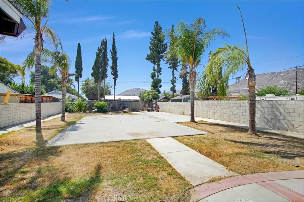 18883 6th Bloomington, CA 92316