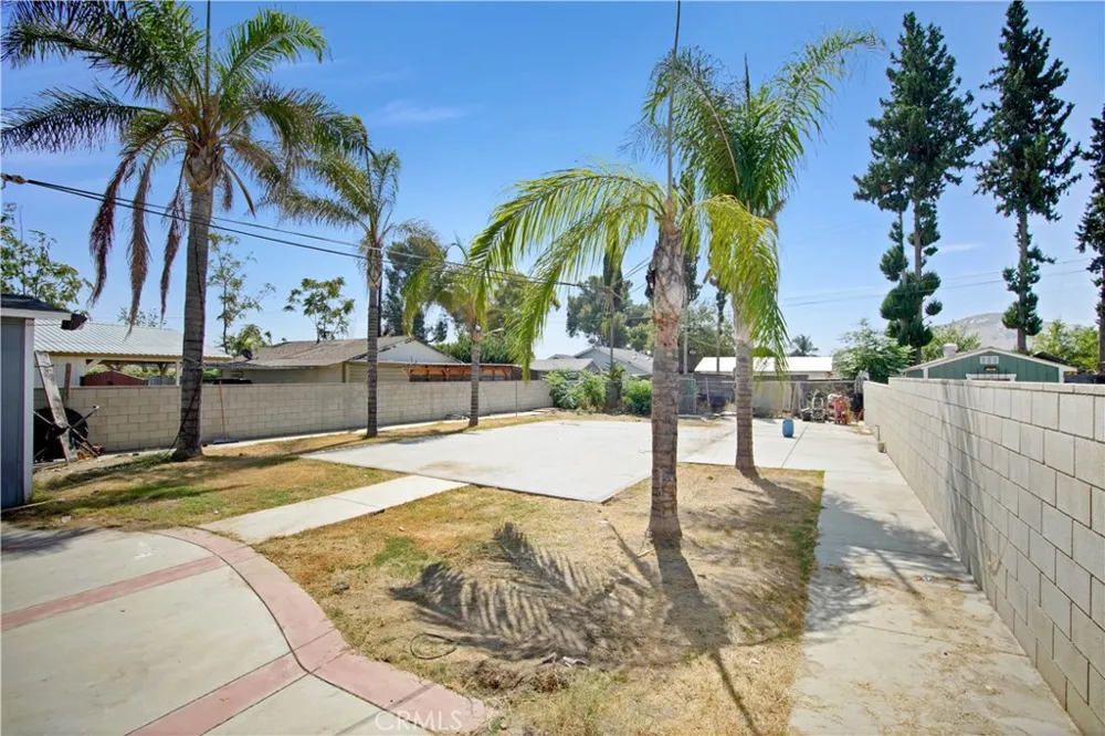 18883 6th Bloomington, CA 92316