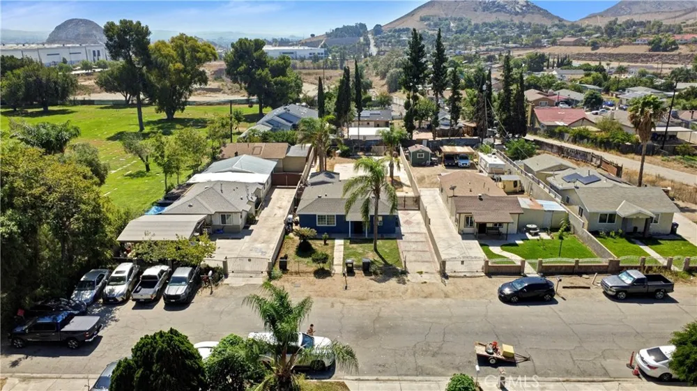 18883 6th Bloomington, CA 92316