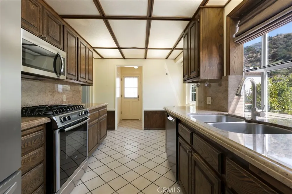 10025 Roscoe Boulevard Sun Valley, CA 91352
