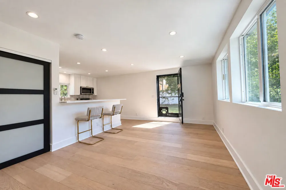5143 Newcastle Avenue Encino, CA 91316