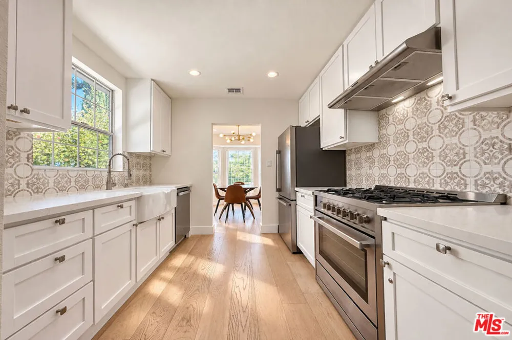 5143 Newcastle Avenue Encino, CA 91316