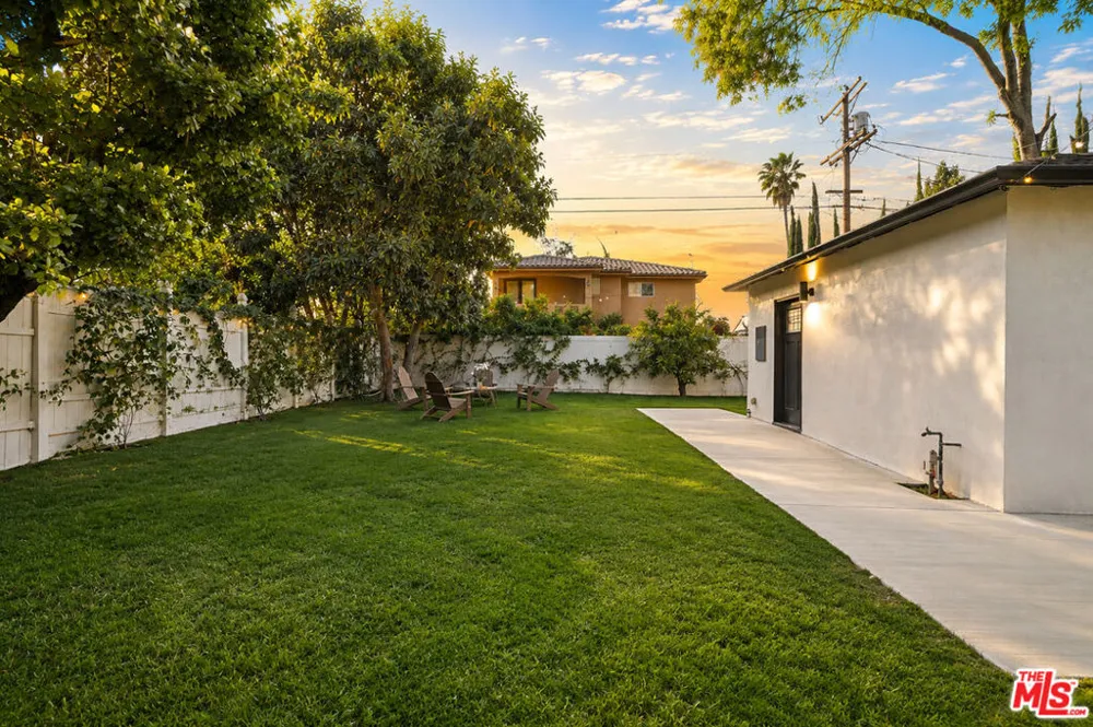 5143 Newcastle Avenue Encino, CA 91316