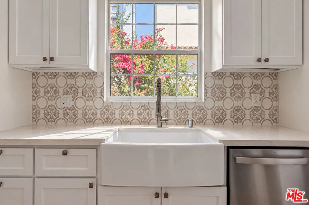 5143 Newcastle Avenue Encino, CA 91316
