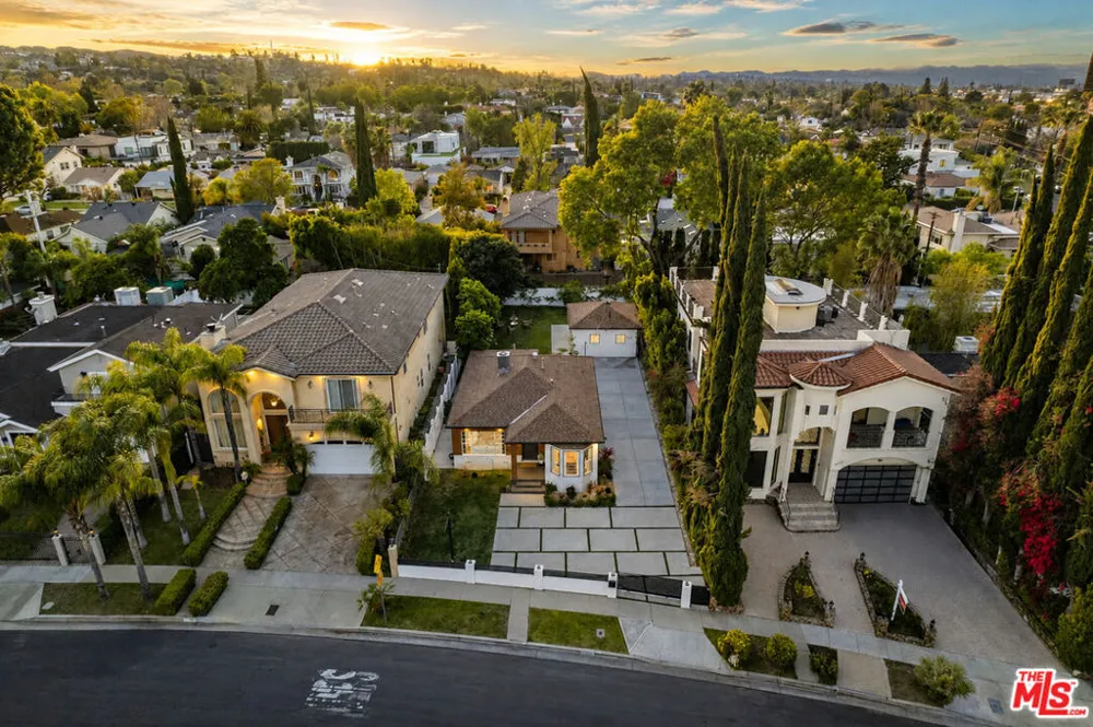 5143 Newcastle Avenue Encino, CA 91316