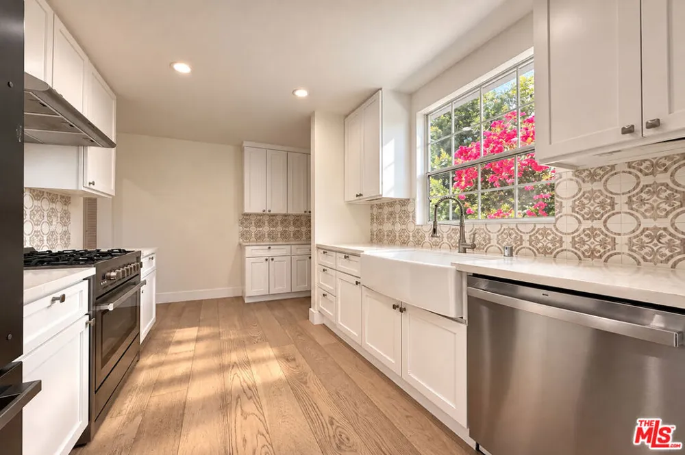 5143 Newcastle Avenue Encino, CA 91316