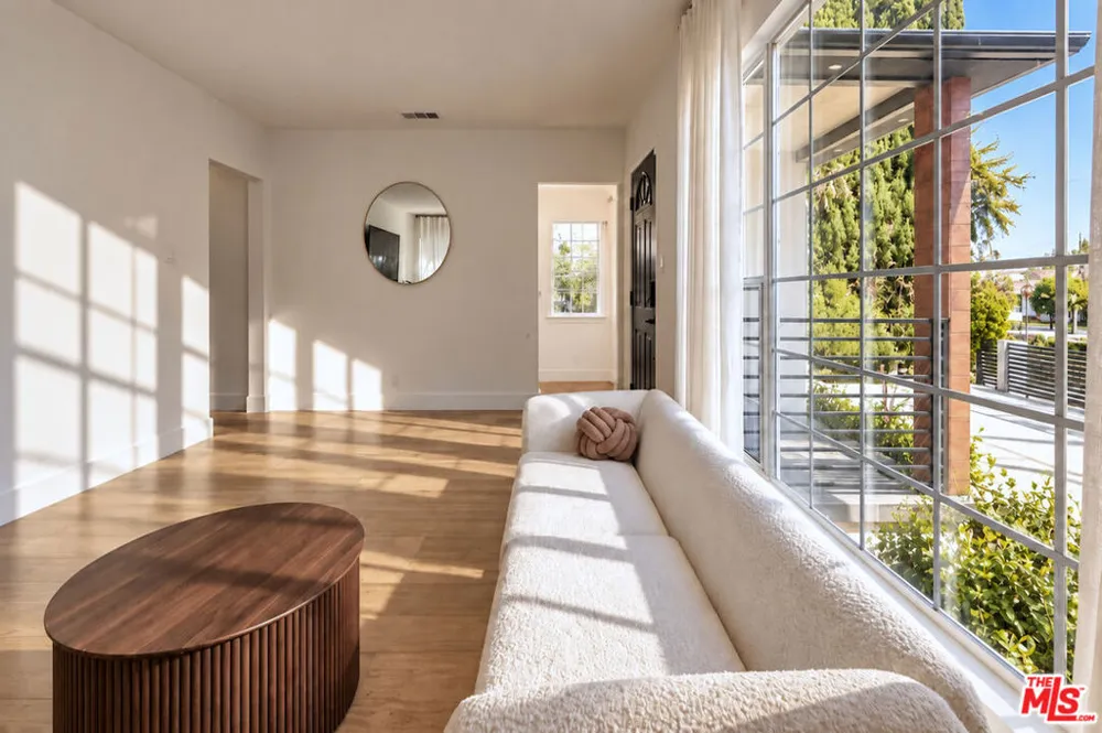 5143 Newcastle Avenue Encino, CA 91316