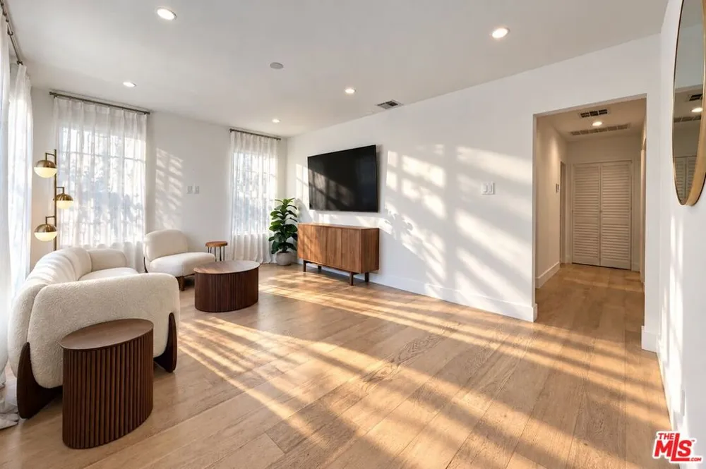 5143 Newcastle Avenue Encino, CA 91316
