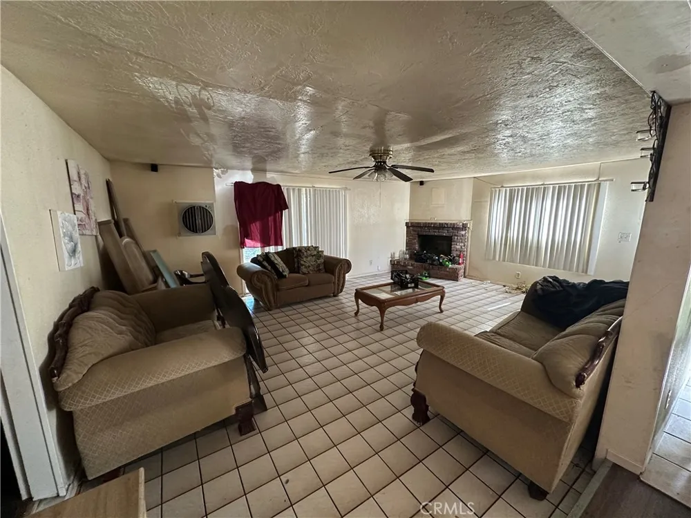 2125 W 11th Santa Ana, CA 92703