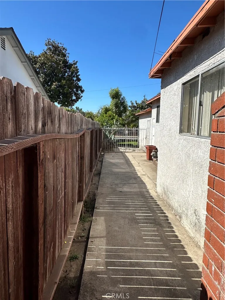 2125 W 11th Santa Ana, CA 92703