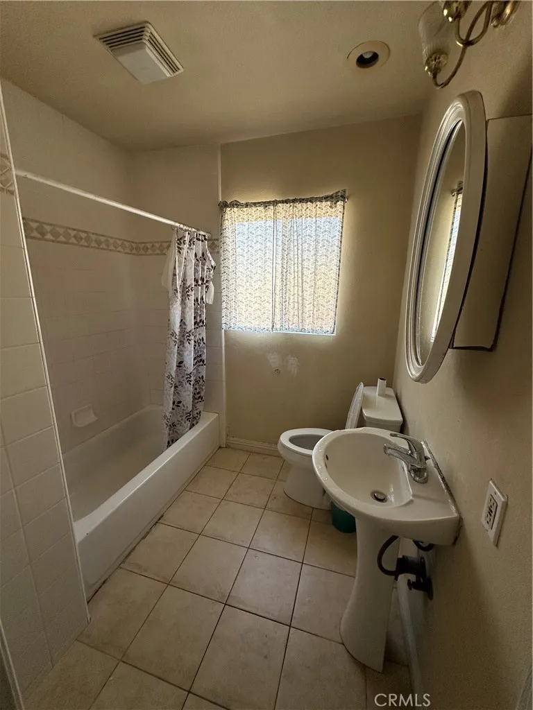 2125 W 11th Santa Ana, CA 92703
