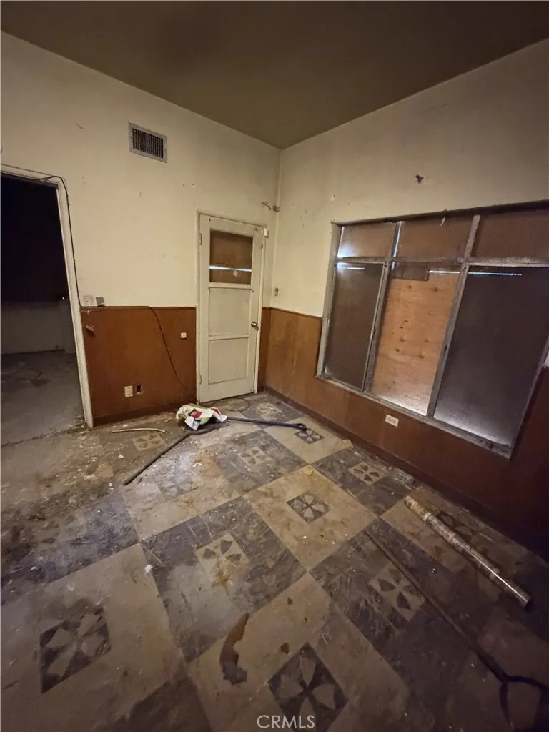 2323 W 102nd Inglewood, CA 90303