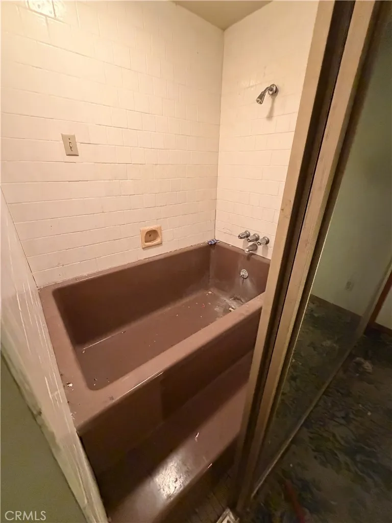 2323 W 102nd Inglewood, CA 90303
