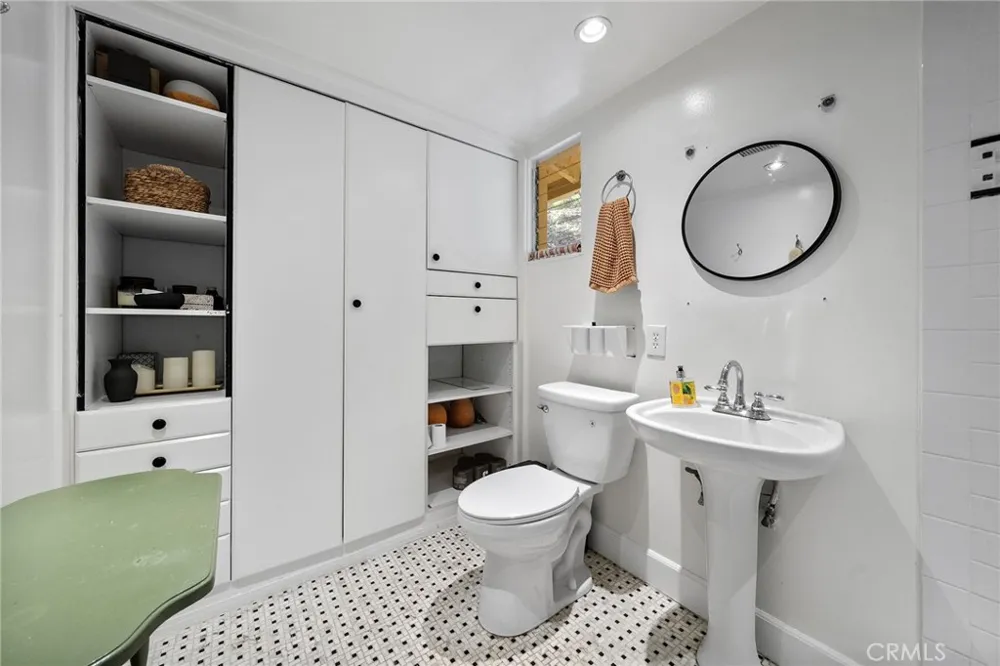 1726 Bridgeport Los Angeles, CA 90065