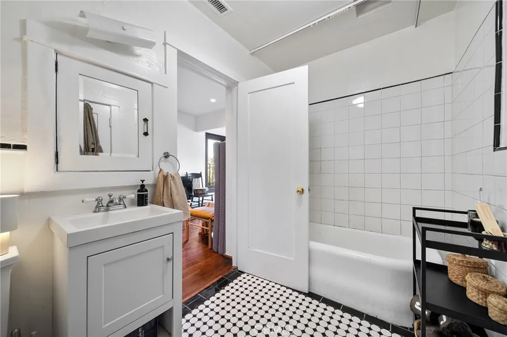 1726 Bridgeport Los Angeles, CA 90065