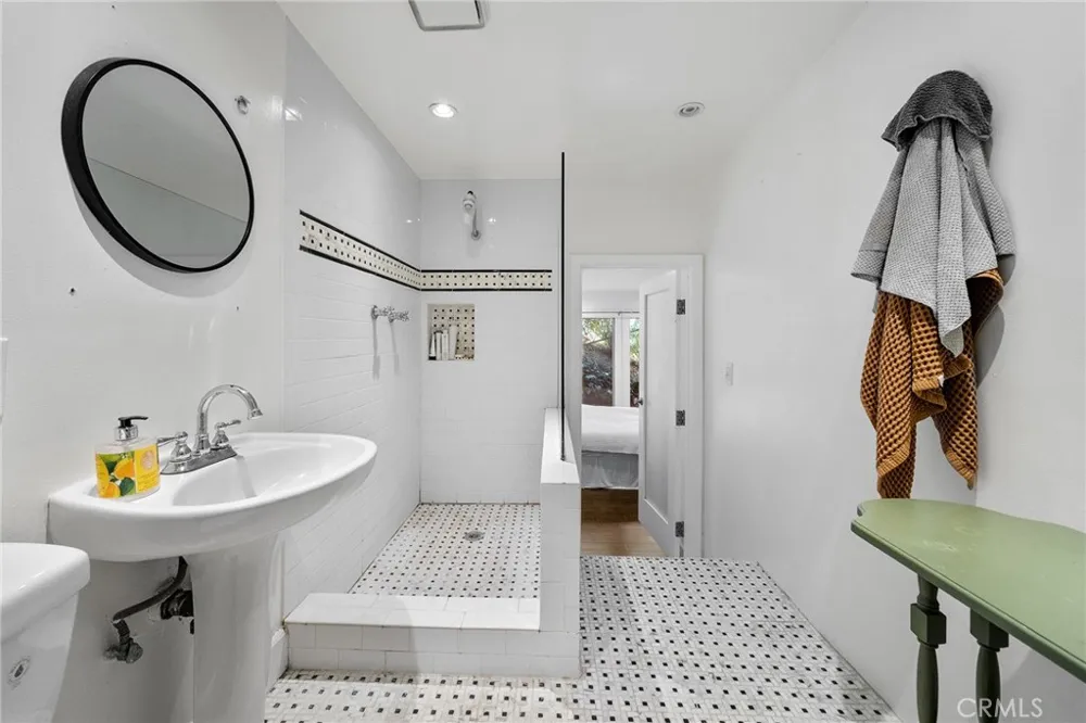 1726 Bridgeport Los Angeles, CA 90065