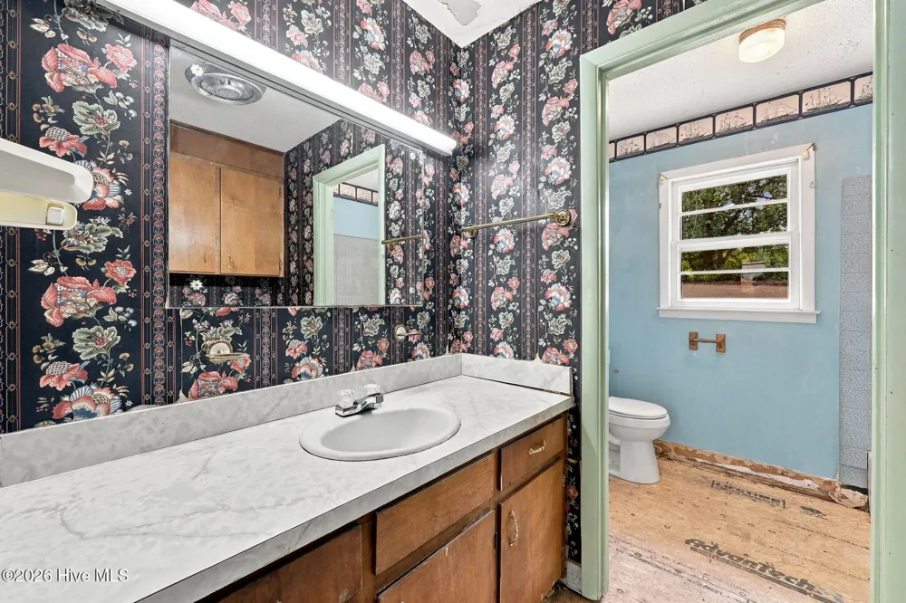 1951 Winter Forest Drive Kinston, NC 28504